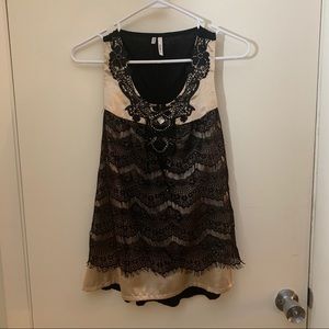 Razorback Blouse w/ Lace Detailing. Women’s size M